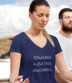 Einatmen Ausatmen Ankommen V-Ausschnitt | 100% Bio – Bild 9