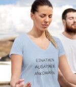 Einatmen Ausatmen Ankommen V-Ausschnitt | 100% Bio – Bild 6