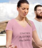 Einatmen Ausatmen Ankommen V-Ausschnitt | 100% Bio – Bild 3