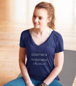 Einatmen Ausatmen Lächeln Yoga Shirt V-Ausschnitt | 100% Bio – Bild 6