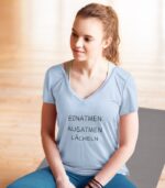 Einatmen Ausatmen Lächeln Yoga Shirt V-Ausschnitt | 100% Bio – Bild 2
