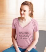Einatmen Ausatmen Lächeln Yoga Shirt V-Ausschnitt | 100% Bio – Bild 5