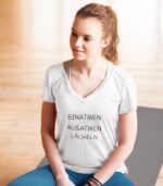 Einatmen Ausatmen Lächeln Yoga Shirt V-Ausschnitt | 100% Bio