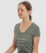 Einatmen Ausatmen Loslassen V-Ausschnitt | 100% Bio – Bild 5